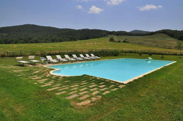 Toscane podere barbaiano zwembad met ligbedden