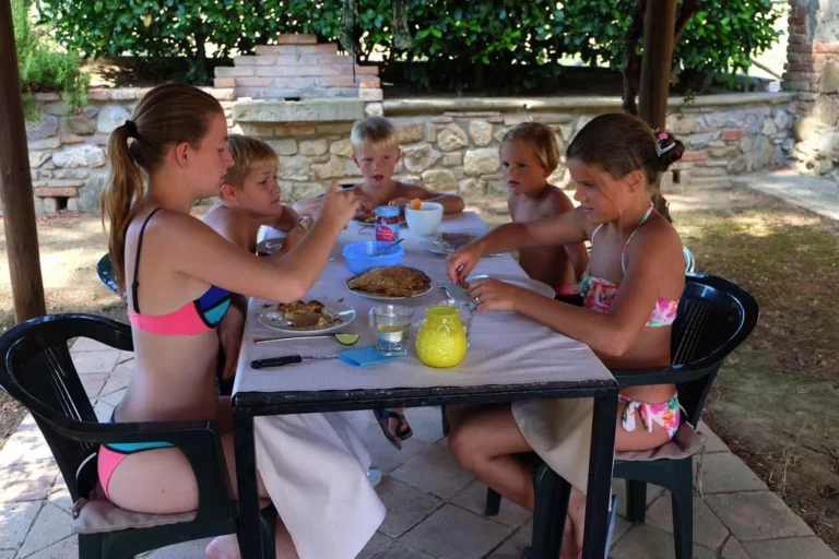 Umbrie agriturismo le more algemeen kinderen buiten eten