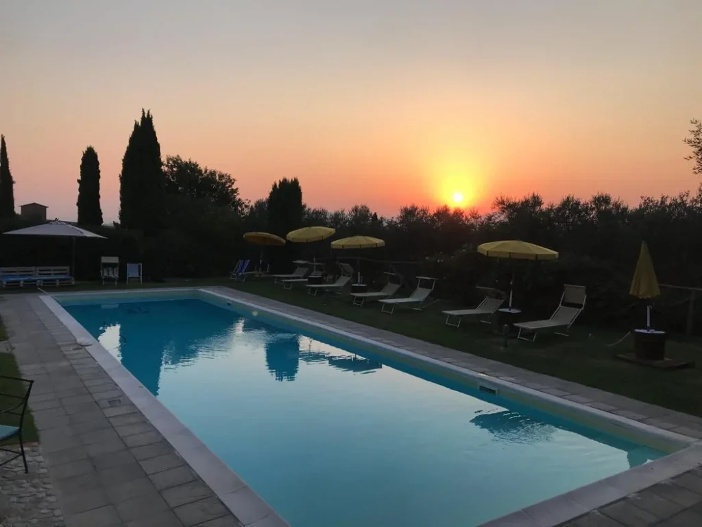 Umbrie agriturismo le more algemeen zwembad zonsondergang