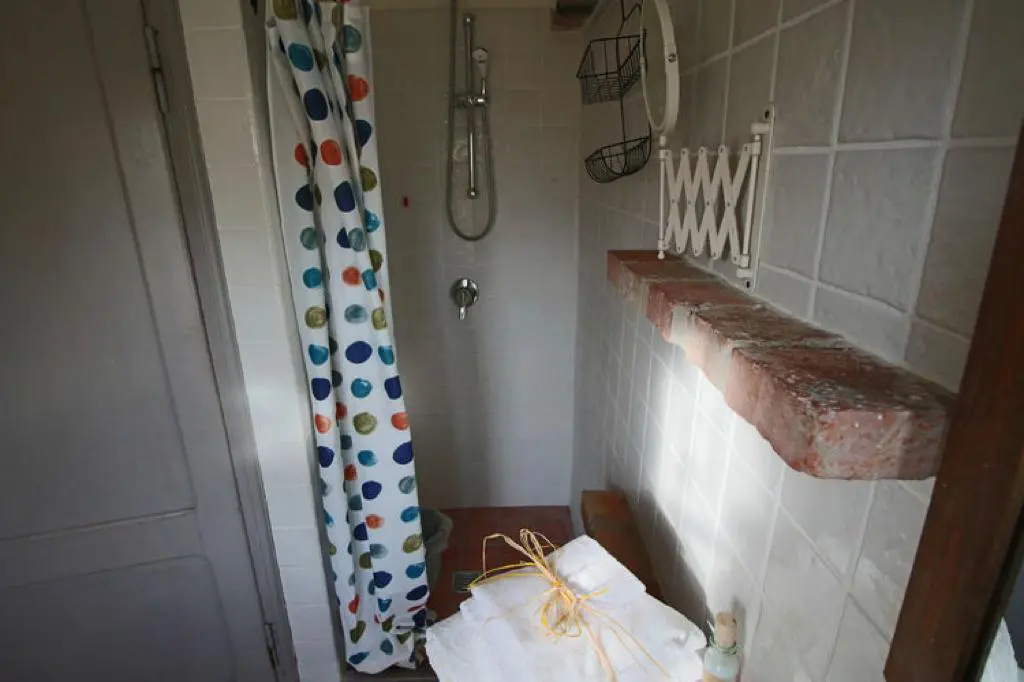 umbrie-agriturismo-le-more-appartement-astri-badkamer-04-casamia