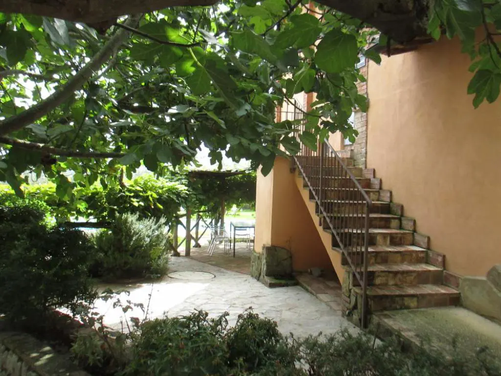 umbrie-agriturismo-le-more-appartement-fiordalisi-trap-ingang-02-casamia