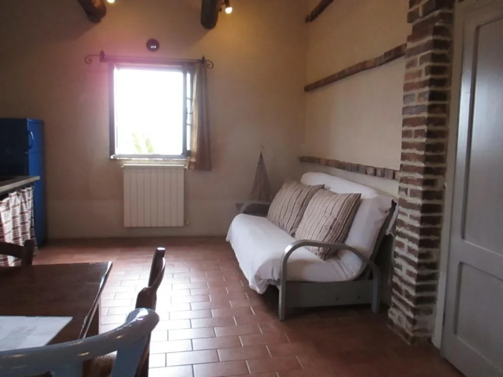 umbrie-agriturismo-le-more-appartement-fiordalisi-woonkamer-05-casamia
