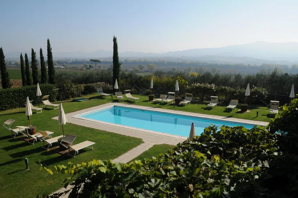 umbrie-agriturismo-le-more-appartement-fiordalisi-zwembad-uitzicht-02-casamia