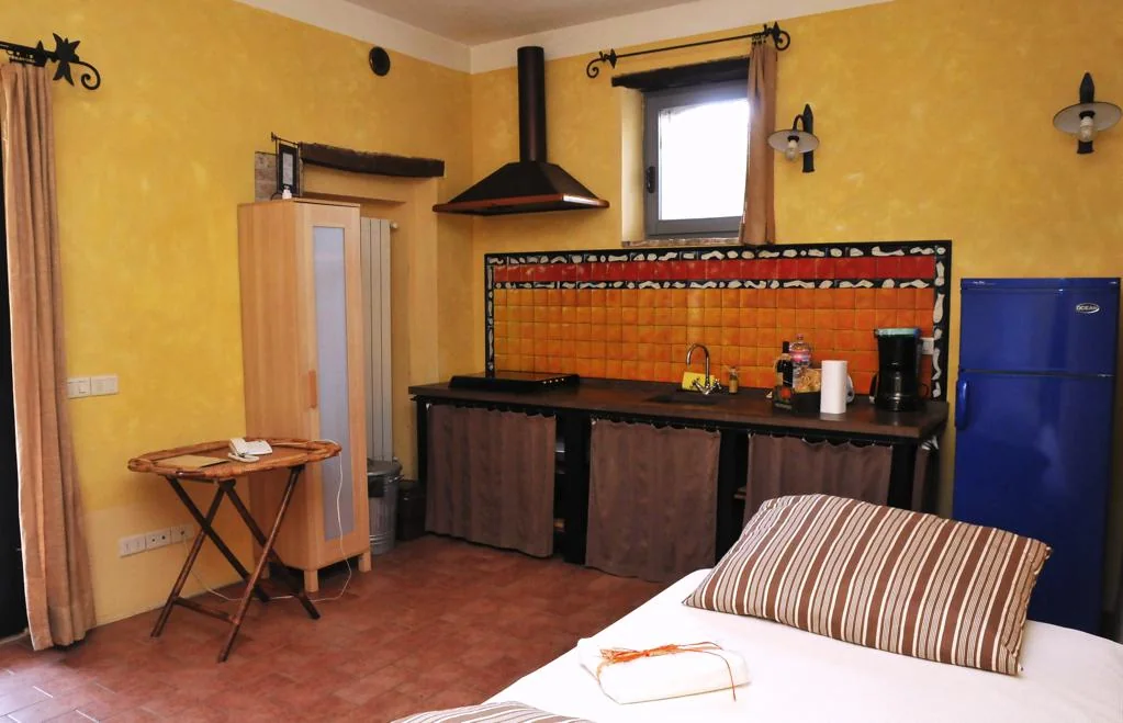 umbrie-agriturismo-le-more-appartement-girasoli-keuken-slaapruimte-04-casamia