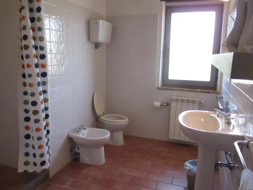 umbrie-agriturismo-le-more-appartement-glicini-badkamer-03-casamia