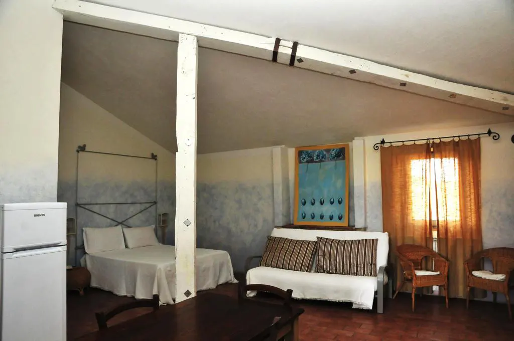 umbrie-agriturismo-le-more-appartement-glicini-woonkamer-bed-05-casamia