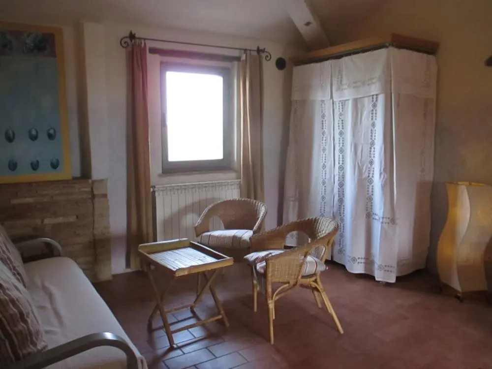 umbrie-agriturismo-le-more-appartement-glicini-woonkamer-casamia