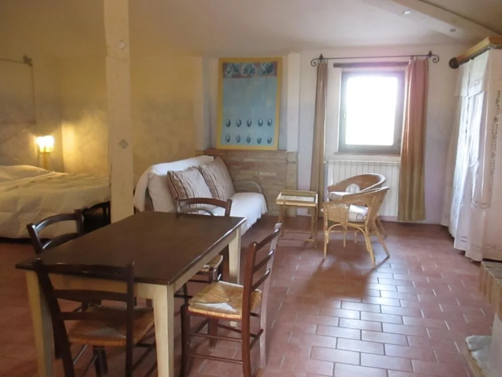 umbrie-agriturismo-le-more-appartement-glicini-woonkamer-eethoek-05-casamia