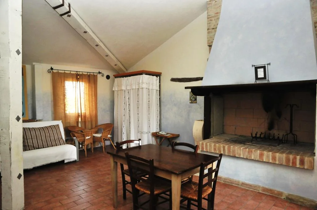 umbrie-agriturismo-le-more-appartement-glicini-woonkamer-open-haard-01-casamia