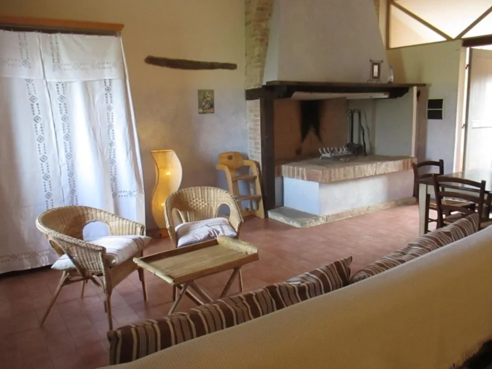 umbrie-agriturismo-le-more-appartement-glicini-woonkamer-zithoek-04-casamia