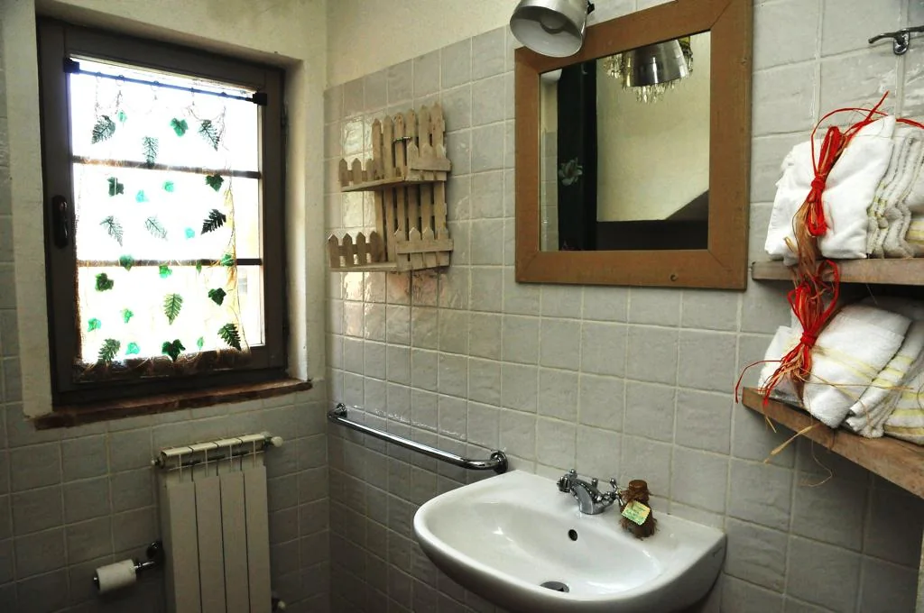 umbrie-agriturismo-le-more-appartement-peonie-badkamer-02-casamia