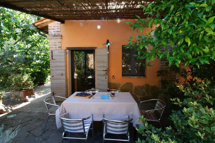umbrie-agriturismo-le-more-appartement-peonie-terras-voordeur-02-casamia