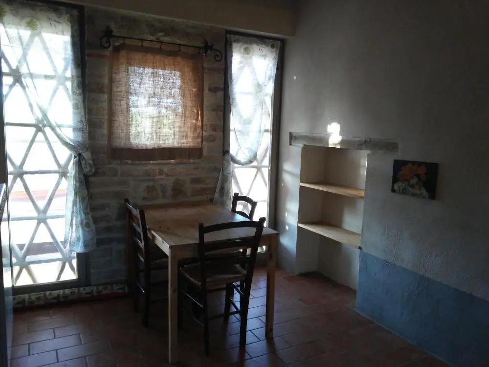 umbrie-agriturismo-le-more-appartement-tulipani-huiskamer-tafel-04-casamia
