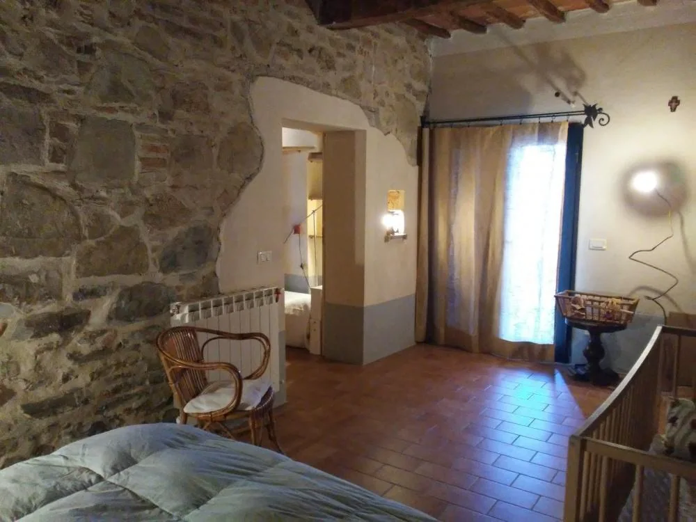umbrie-agriturismo-le-more-appartement-tulipani-woonkamer-natuursteen-01-casamia