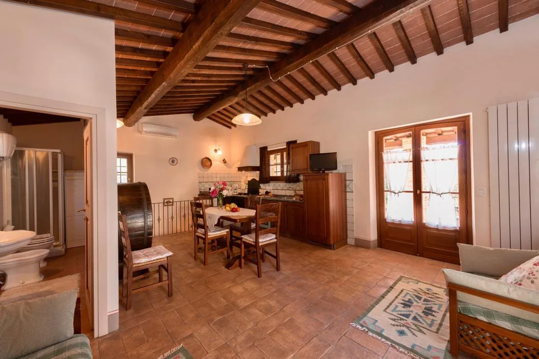 umbrie-agriturismo-malagronda-appartement-sughera-woonkamer-eethoek-01-casamia
