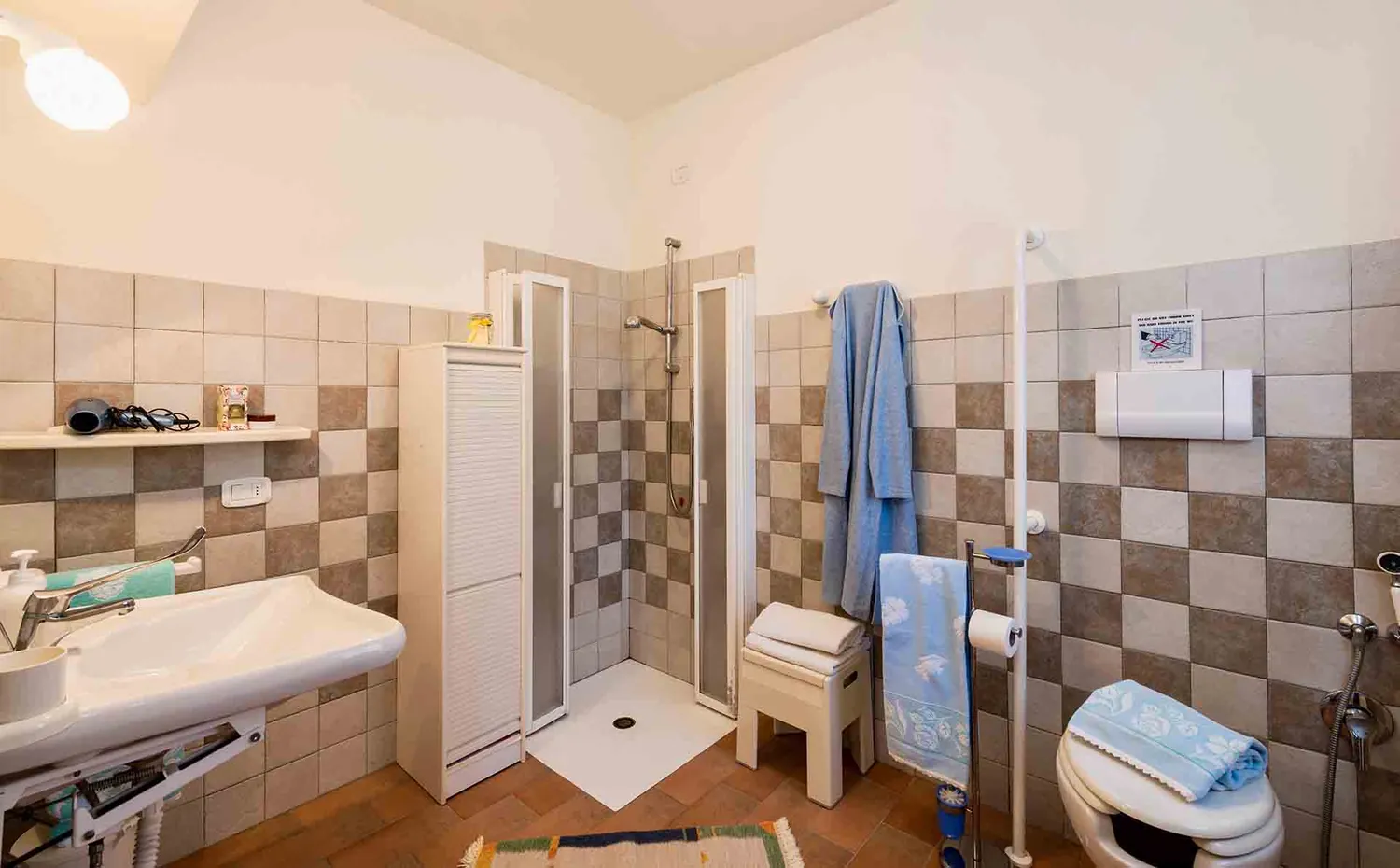umbrie-agriturismo-malagronda-leccio-badkamer-11-casamia