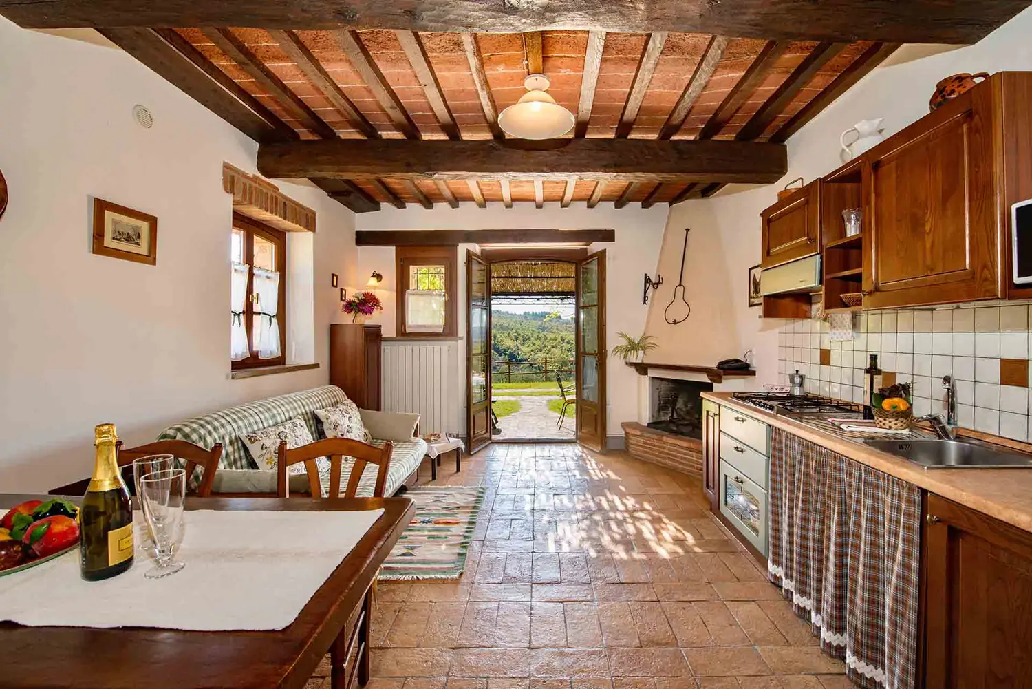 umbrie-agriturismo-malagronda-leccio-woonkamer-terras-06-casamia