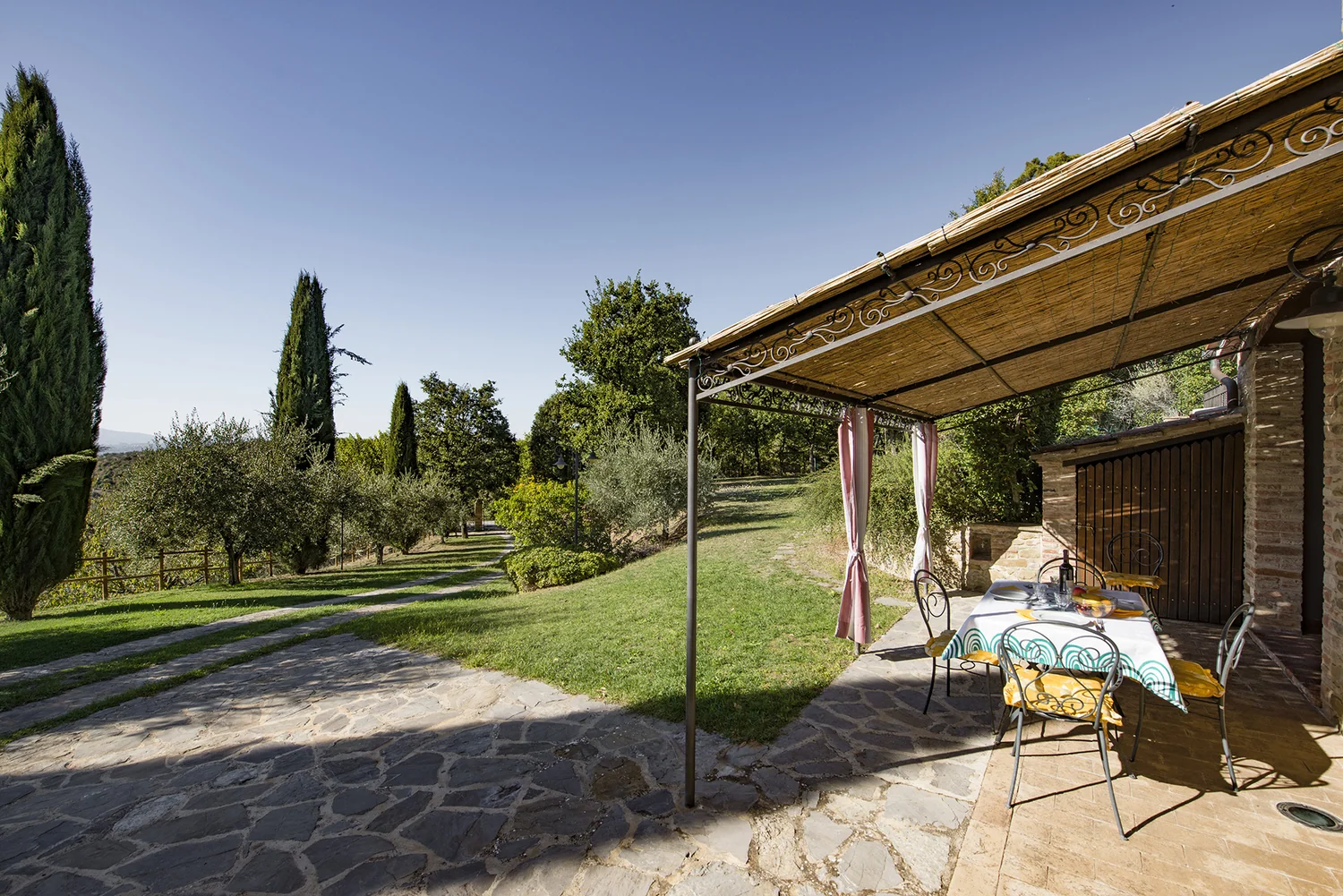 umbrie-agriturismo-malagronda-quercia-overdekt-terras-15-casamia
