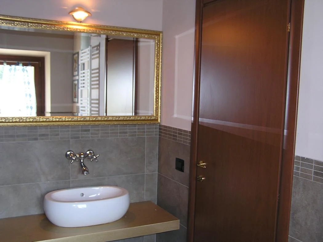 umbrie-casa-cosetta-algemeen-badkamer-wastafel-21-casamia