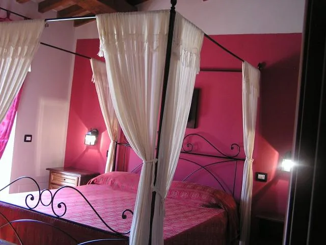umbrie-casa-cosetta-algemeen-slaapkamer-hemelbed-14-casamia