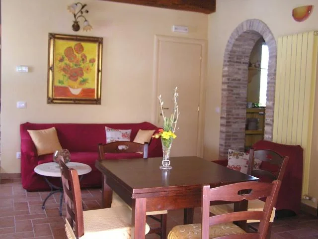 umbrie-casa-cosetta-algemeen-woonkamer-eethoek-05-casamia