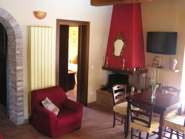 umbrie-casa-cosetta-algemeen-woonkamer-open-haard-16-casamia