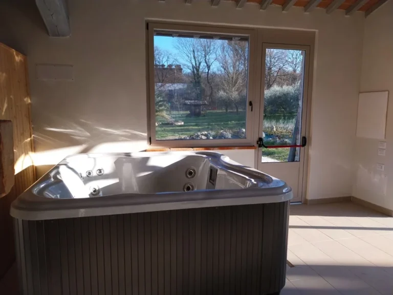 Umbrie case corboli algemeen wellness whirlpool