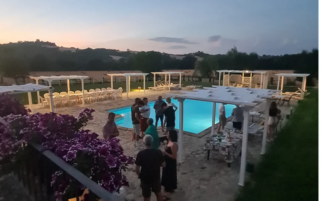 Umbrie case corboli algemeen zwembad avond