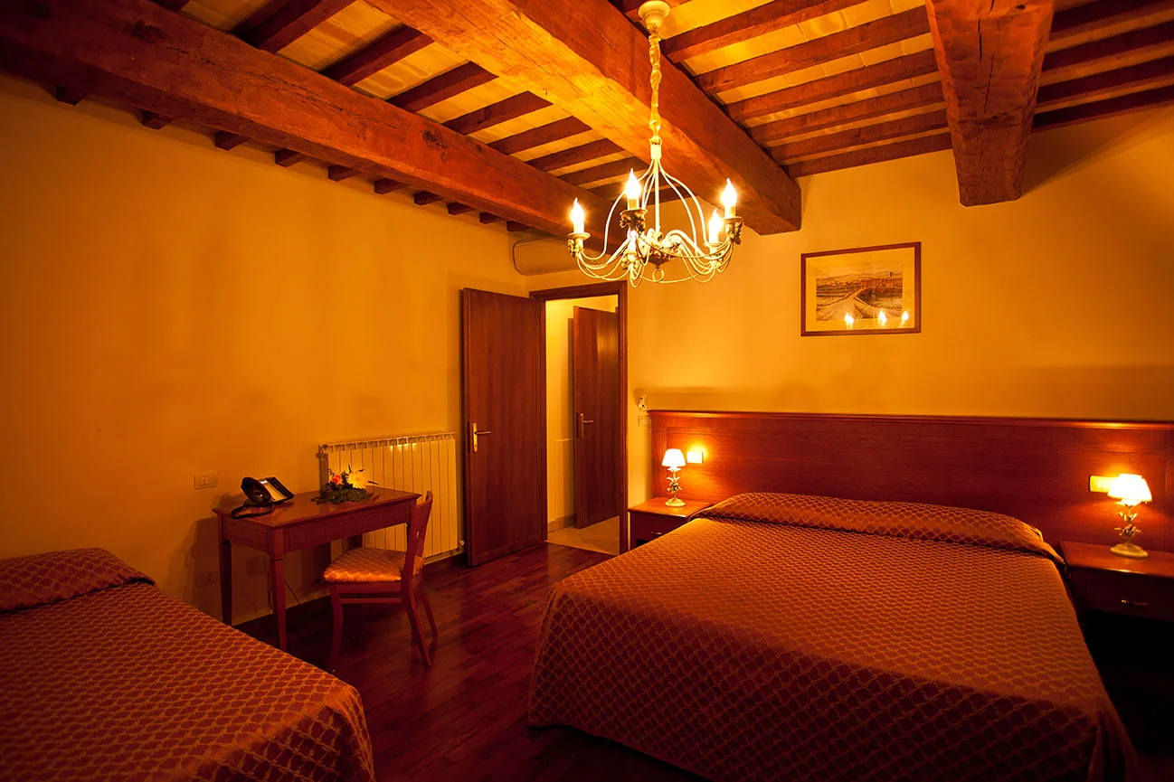 umbrie-le-rondini-di-francesco-appartement-balcone-slaapkamer-03-casamia