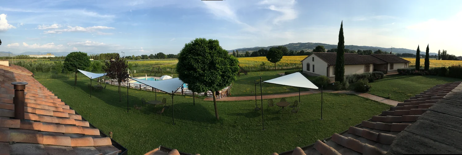 umbrie-le-rondini-di-francesco-appartement-balcone-uitzicht-tuin-zwembad-05-casamia