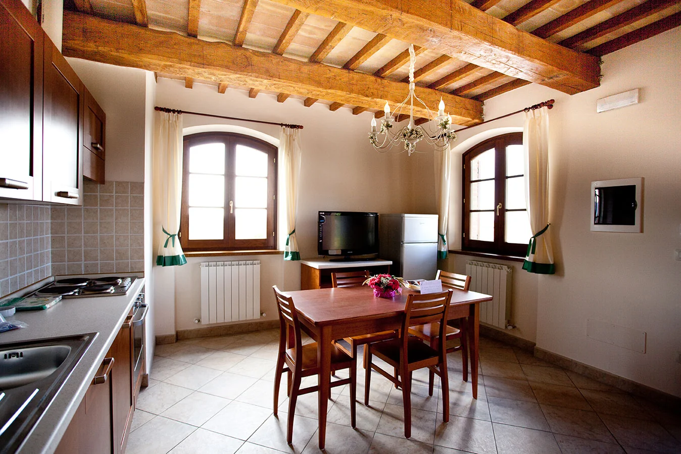 umbrie-le-rondini-di-francesco-appartement-balcone-woonkamer-keuken-07-casamia