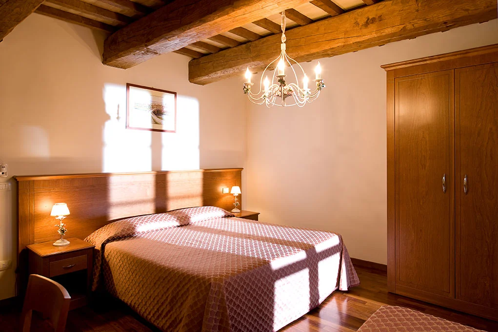 umbrie-le-rondini-di-francesco-appartement-gazebo-slaapkamer-02-casamia