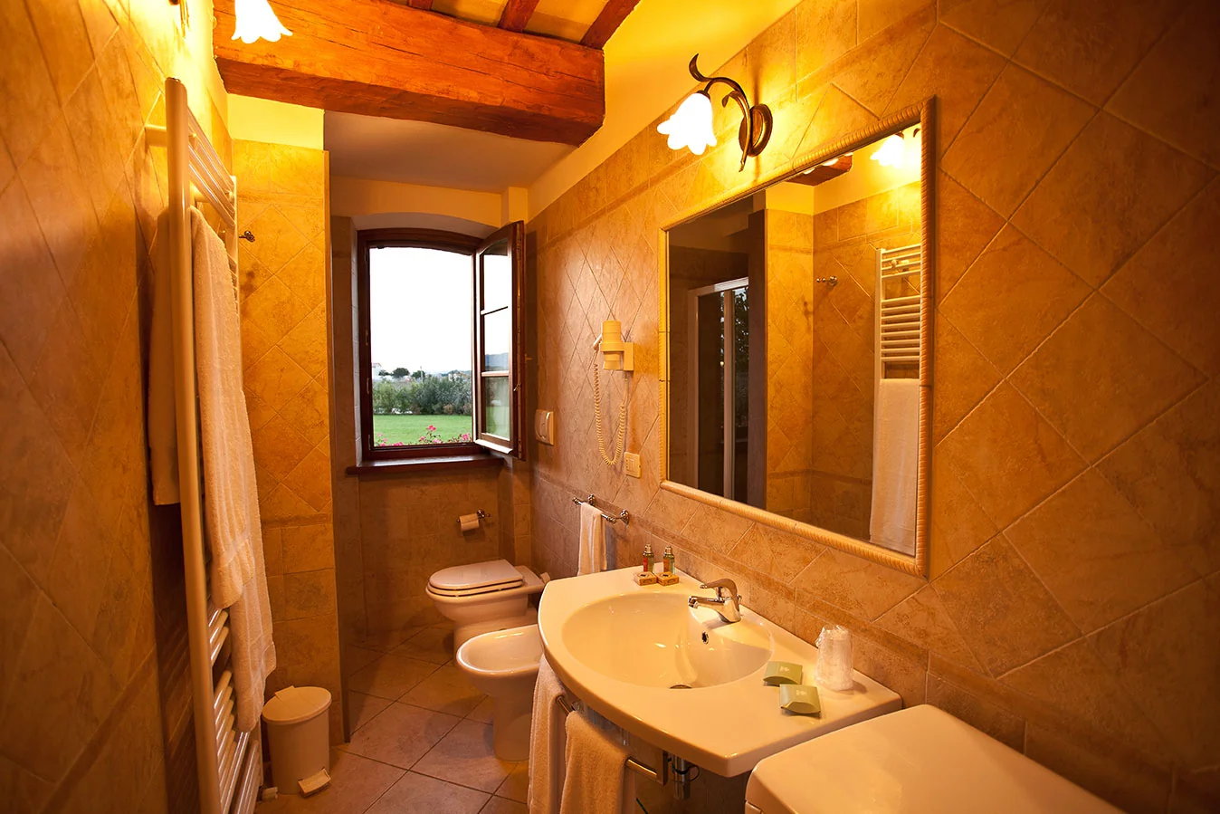 umbrie-le-rondini-di-francesco-appartement-patio-badkamer-09-casamia