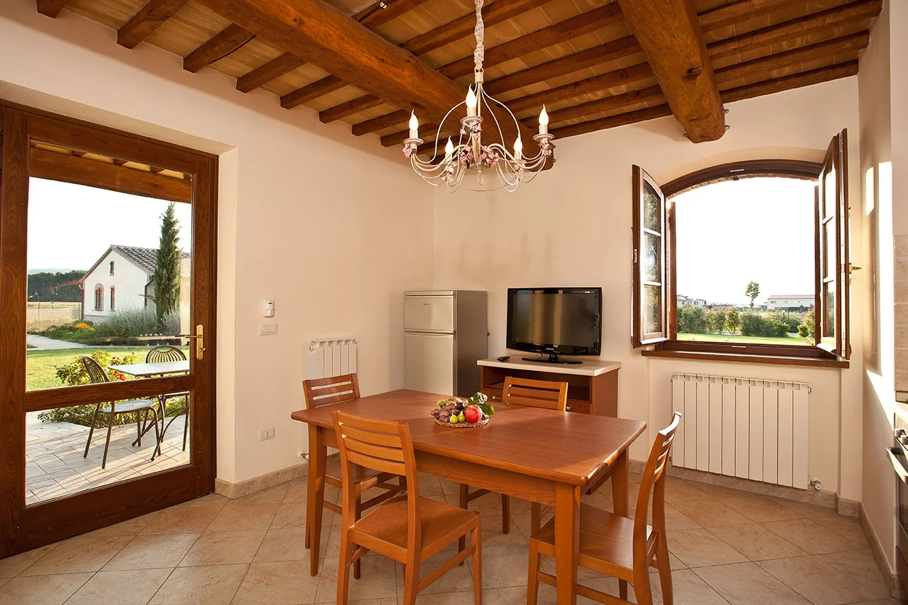 umbrie-le-rondini-di-francesco-appartement-patio-woonkamer-eethoek-03-casamia