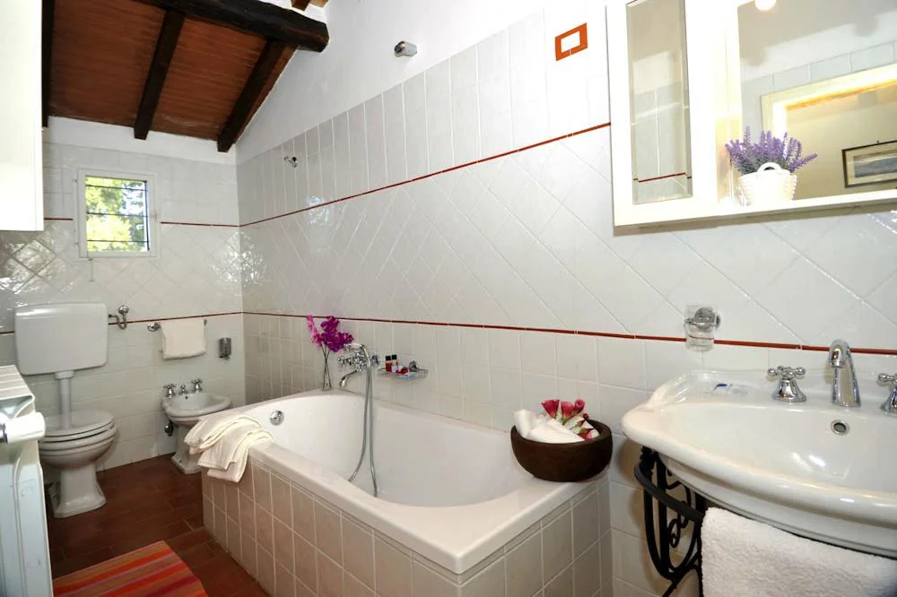 umbrie-villa-giara-algemeen-badkamer-ligbad-11-casamia