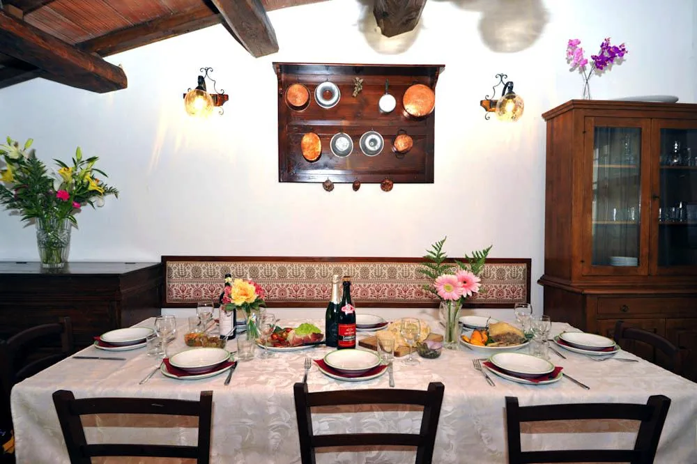 umbrie-villa-giara-algemeen-eethoek-gedekte-tafel-16-casamia