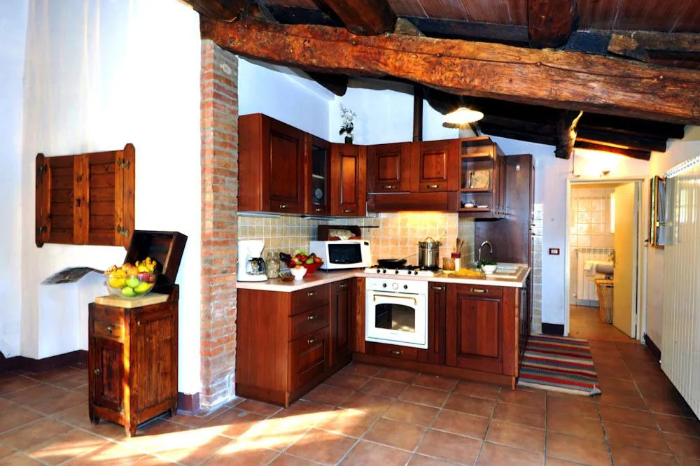 umbrie-villa-giara-algemeen-keuken-houten-kasten-22-casamia