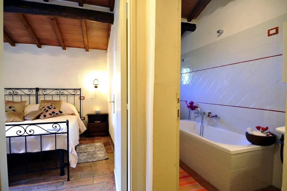 umbrie-villa-giara-algemeen-slaapkamer-aangrenzende-badkamer-10-casamia