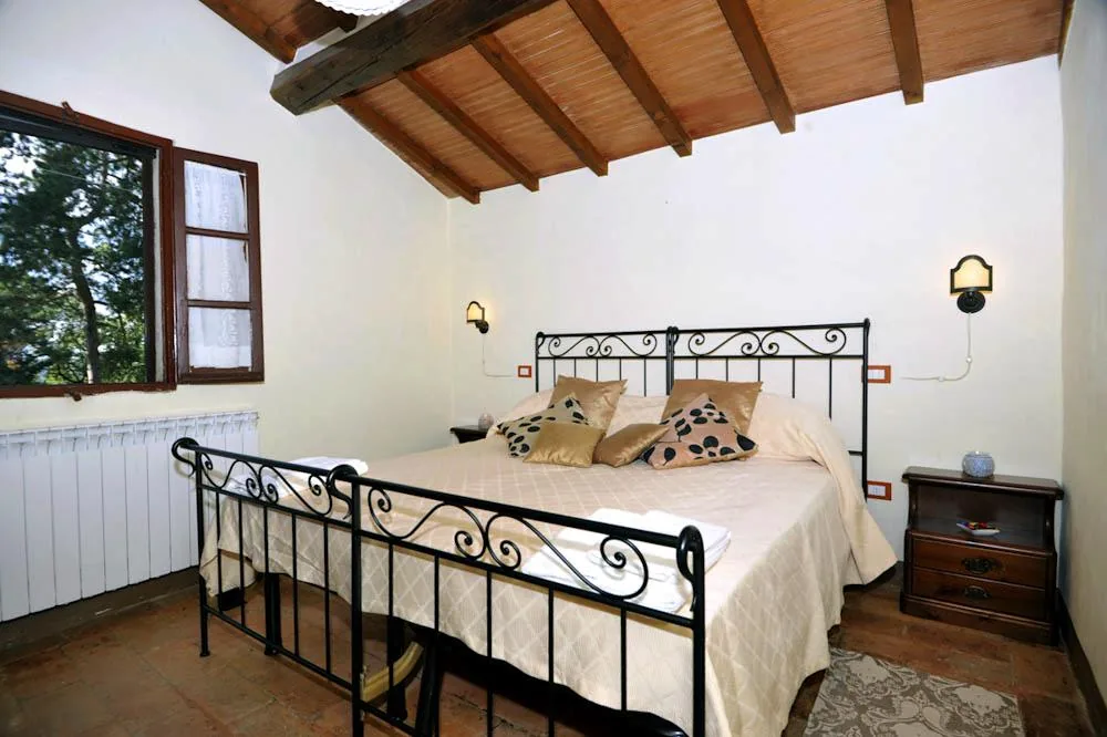 umbrie-villa-giara-algemeen-slaapkamer-houten-balken-08-casamia