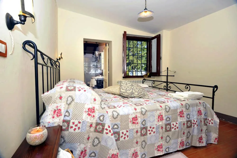 umbrie-villa-giara-algemeen-slaapkamer-smeedijzeren-bed-03-casamia