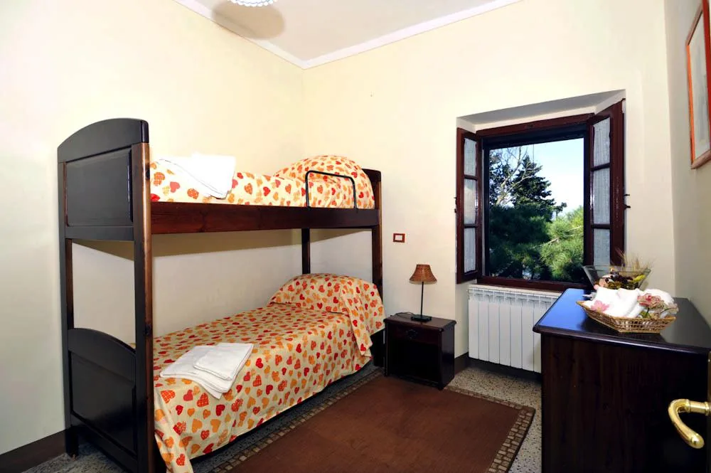 umbrie-villa-giara-algemeen-slaapkamer-stapelbed-uitzicht-02-casamia