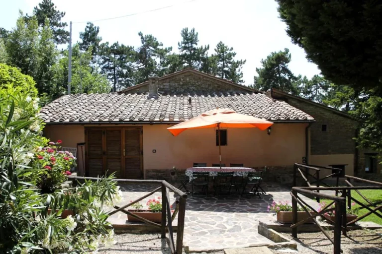 Umbrie villa giara algemeen terras parasol