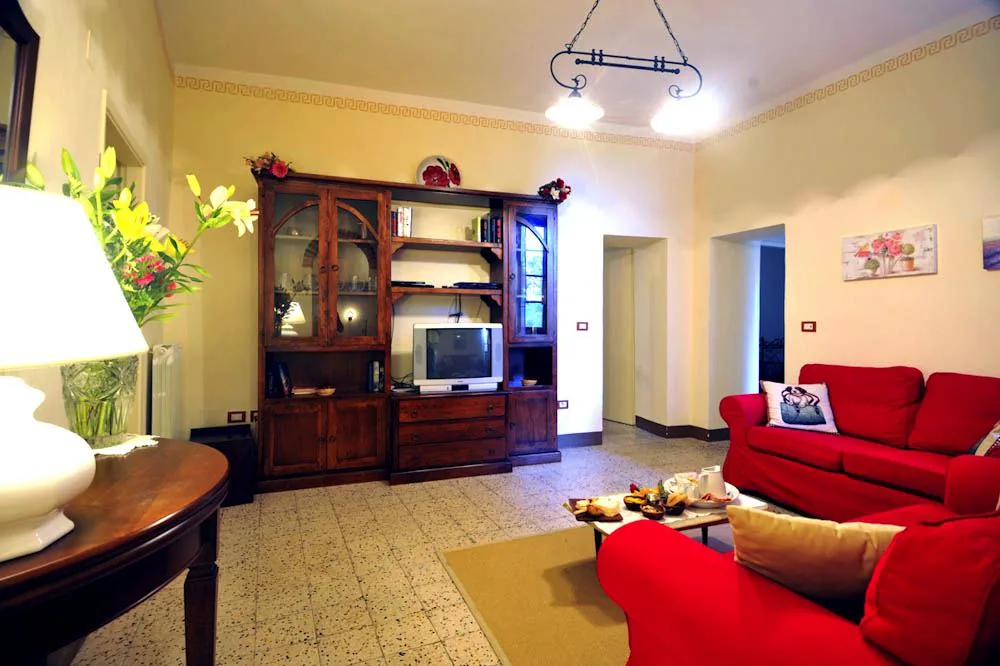 umbrie-villa-giara-algemeen-woonkamer-rode-bank-05-casamia