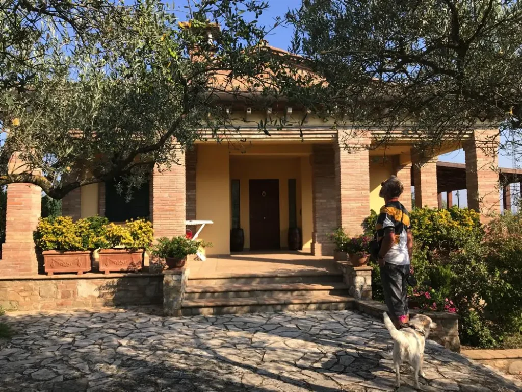 Umbrie villa lorenzo algemeen villa entree olijfbomen