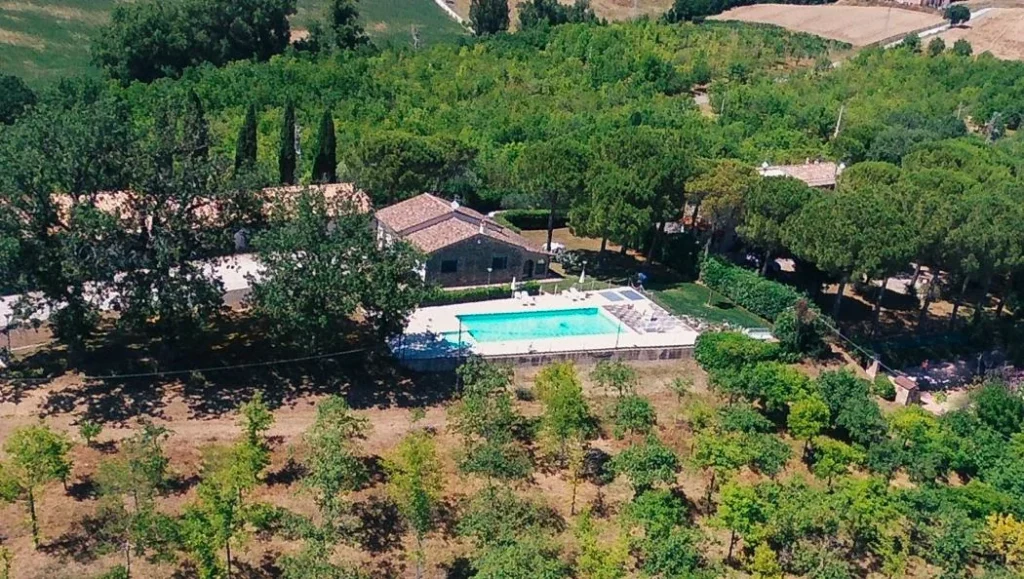 Umbrie villa silva algemeen luchtfoto villa zwembad
