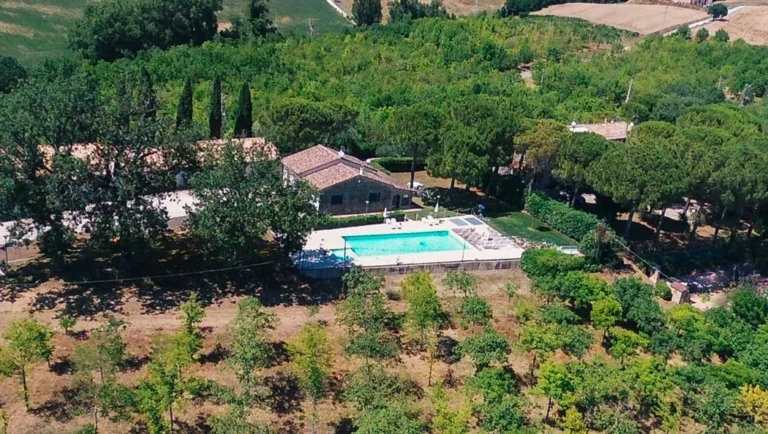 Umbrie villa silva algemeen luchtfoto villa zwembad
