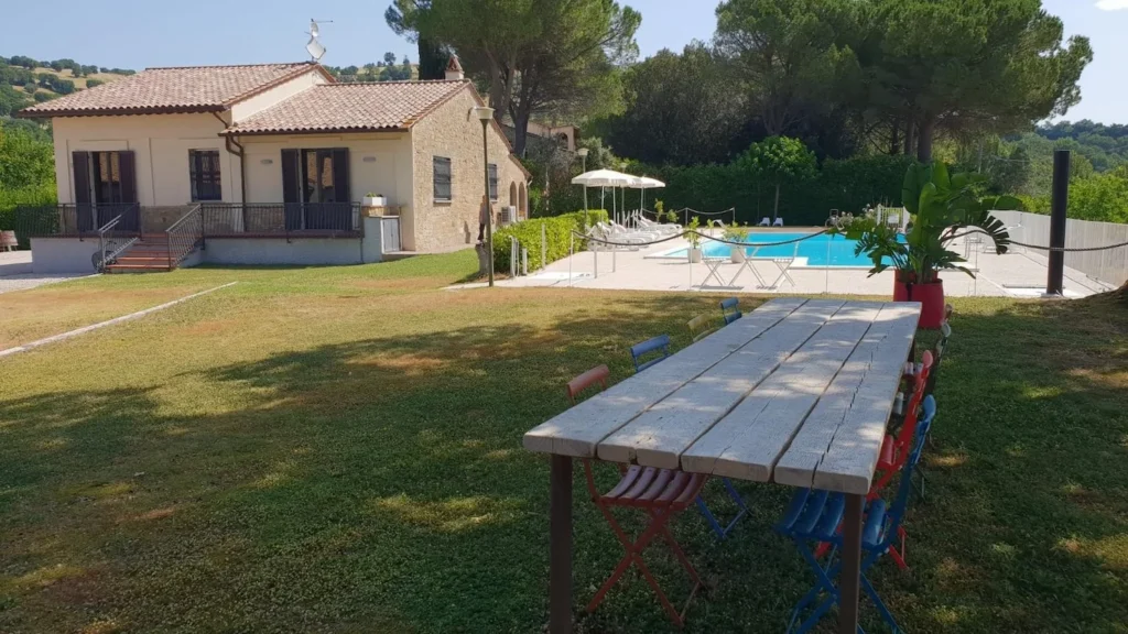 Umbrie villa silva algemeen tuin lange eettafel