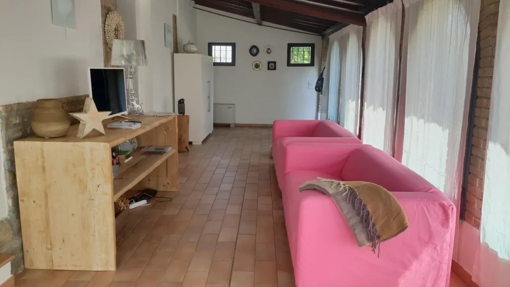 umbrie-villa-silva-algemeen-woonkamer-roze-banken-13-casamia