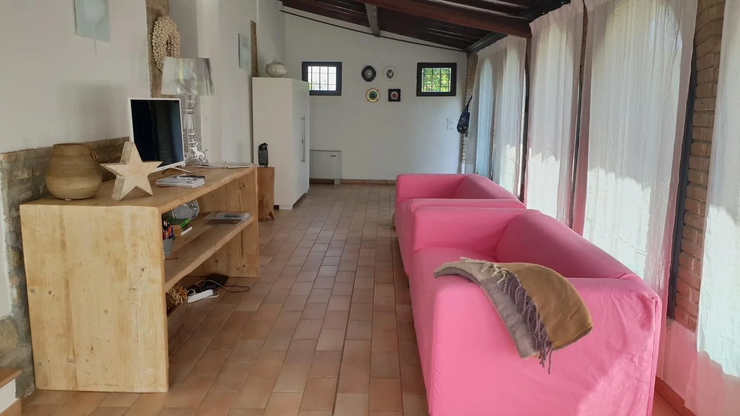 umbrie-villa-silva-algemeen-woonkamer-roze-banken-13-casamia