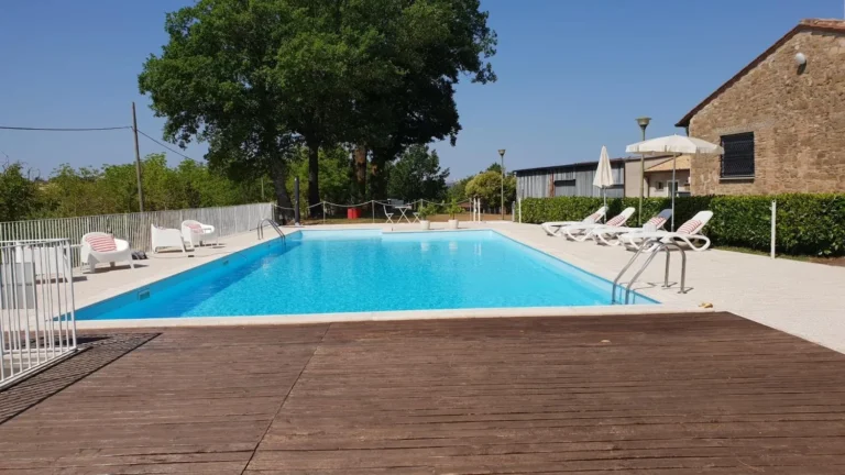 Umbrie villa silva algemeen zwembad houten terras